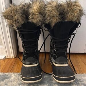 Women's Black and Tan Fur-Lined Boots